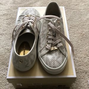 Micheal kors sneaker size 8